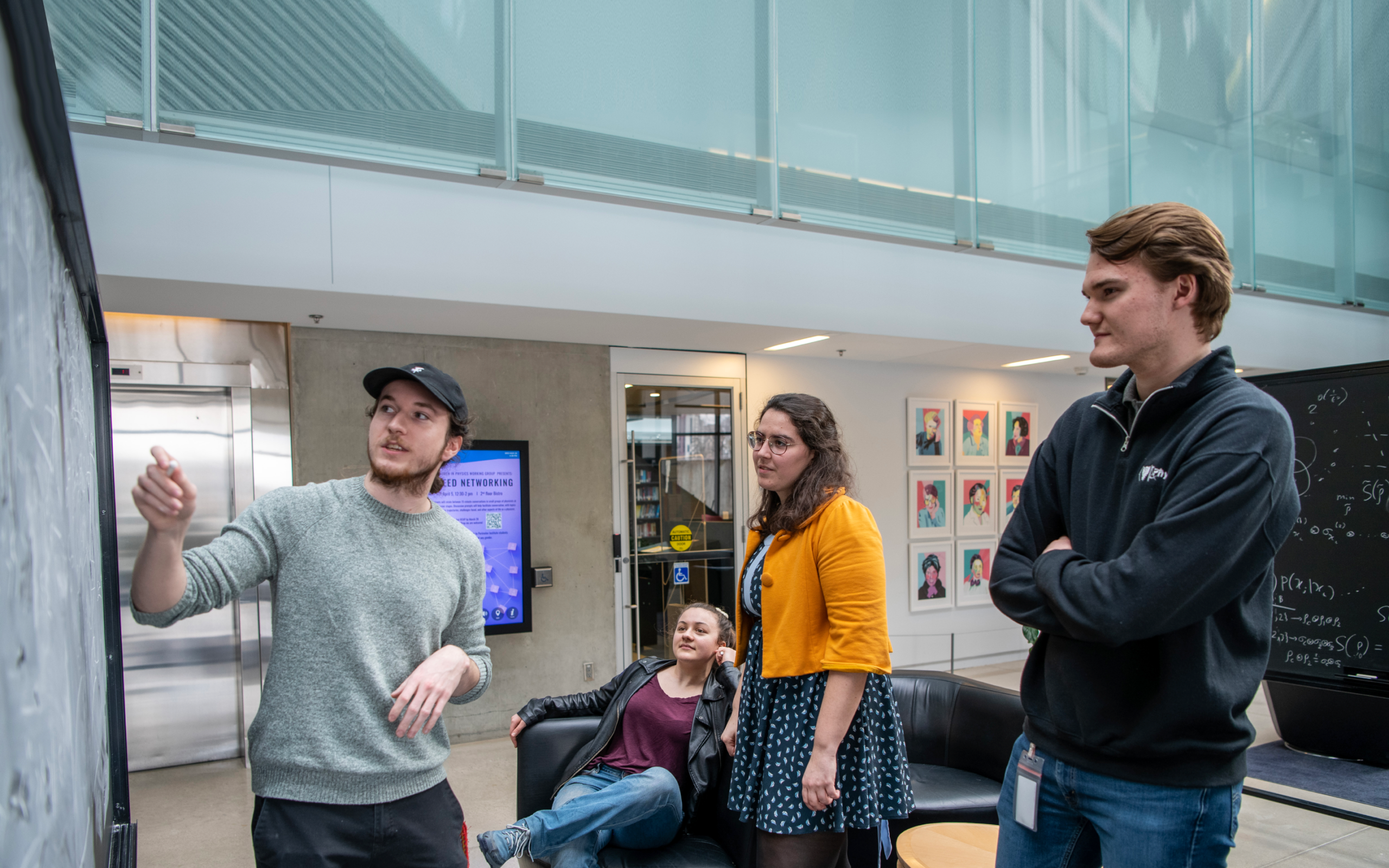 étudiants discutant d'équations au tableau noir